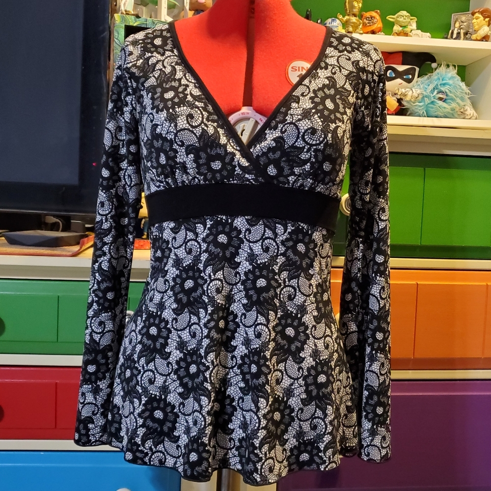 Mint brand thin long bell sleeved b&w patterned stetchy nylon minidress